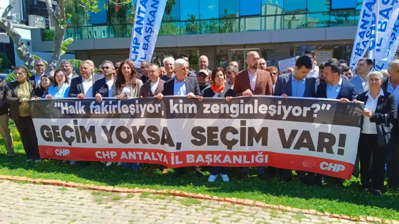 antalyada-zam-ofkesi-sokaga-tasti-chpden-enerji-sirketi-onunde-zam-protestosu