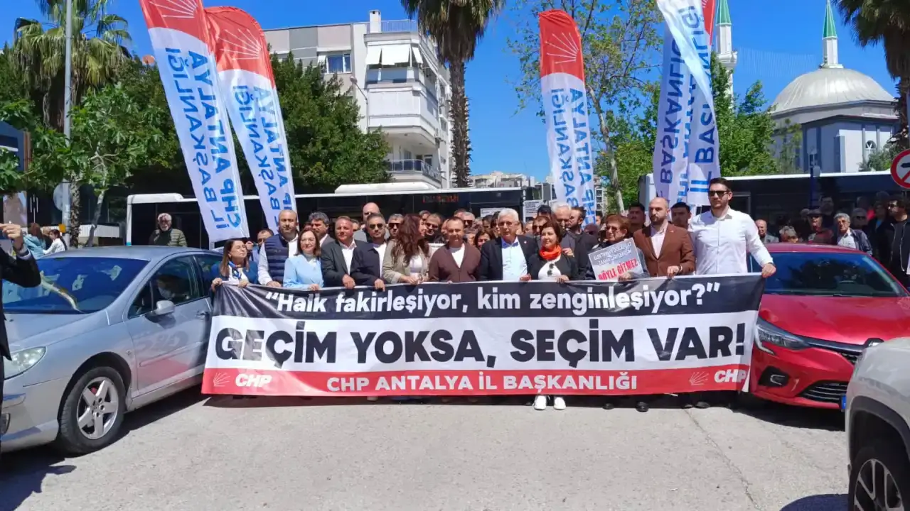 antalyada-zam-ofkesi-sokaga-tasti-chpden-enerji-sirketi-onunde-zam-protestosu