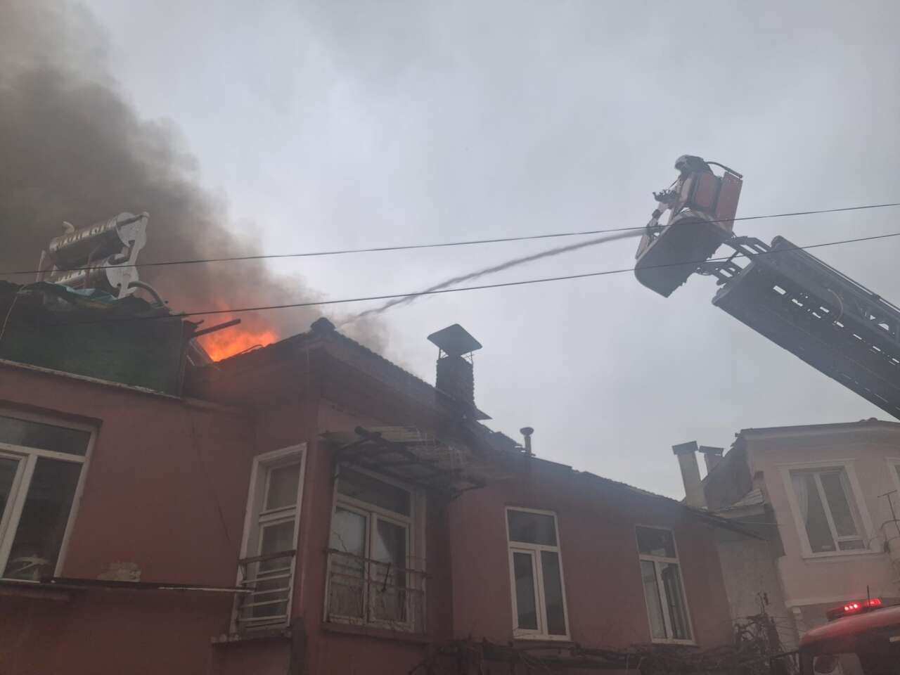 burdurda-korkutan-alevler-mahalleli-sokaga-dokuldu