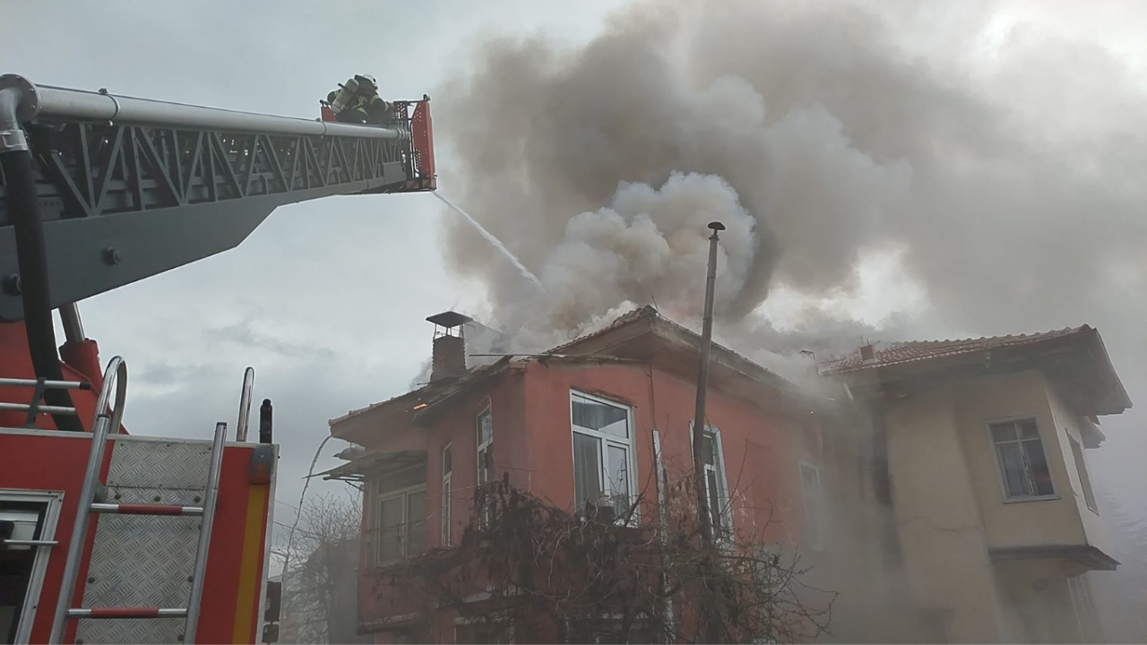 burdurda-korkutan-alevler-mahalleli-sokaga-dokuldu