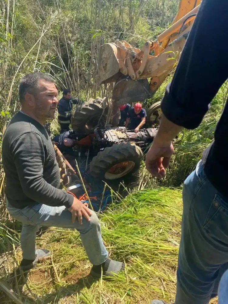 aksuda-ciftci-traktorun-direksiyon-hakimiyetini-kaybetti-canindan-oldu