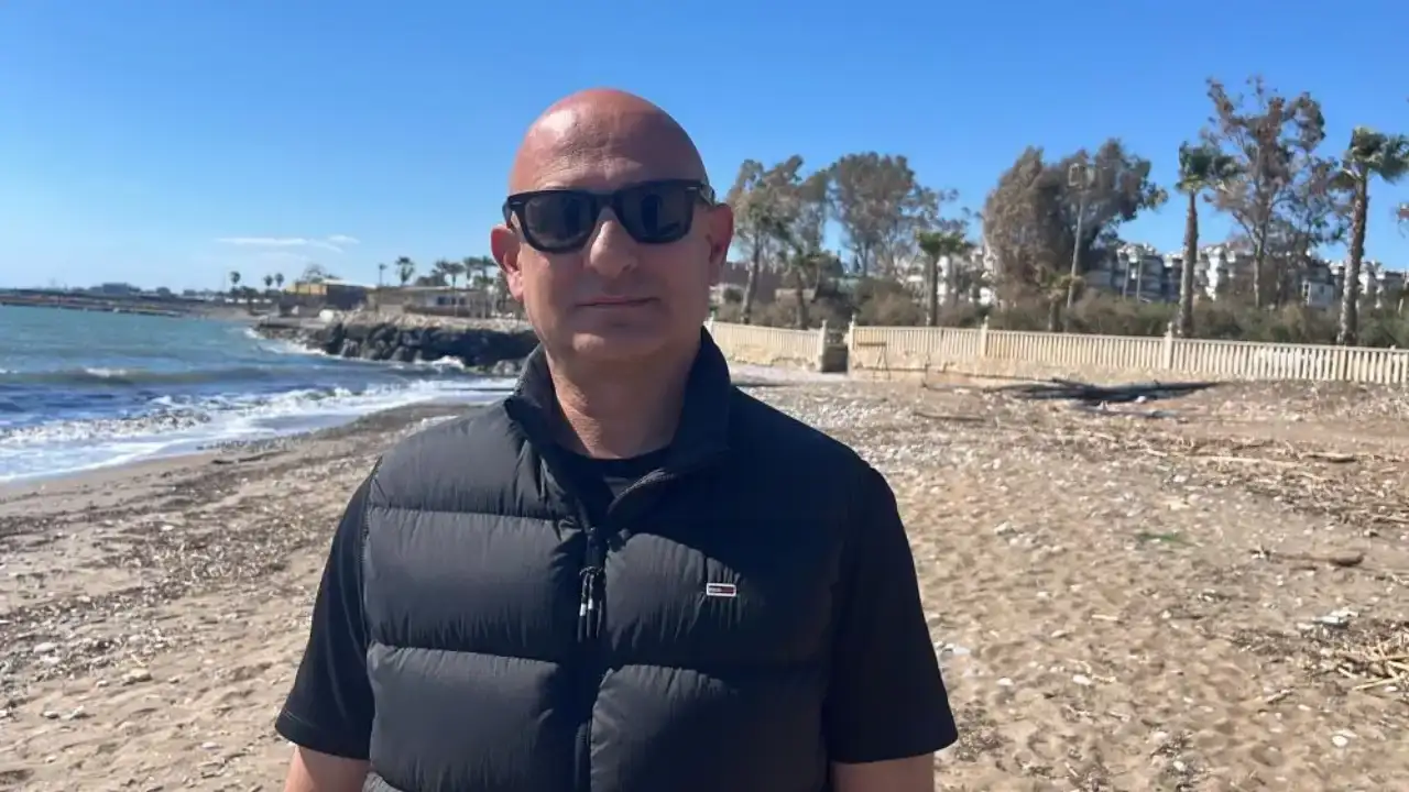 alanyada-sahil-siyaha-burundu-vatandaslar-panik-olurken-gercek-bambaska-cikti