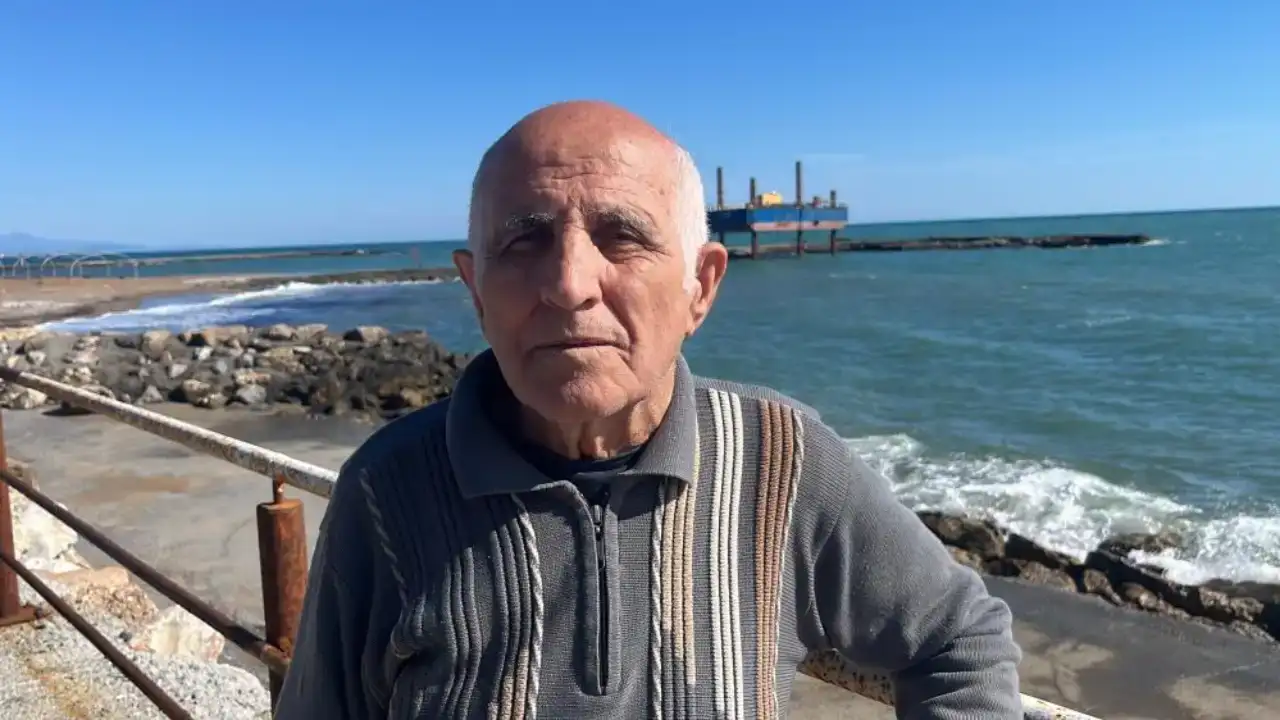 alanyada-sahil-siyaha-burundu-vatandaslar-panik-olurken-gercek-bambaska-cikti