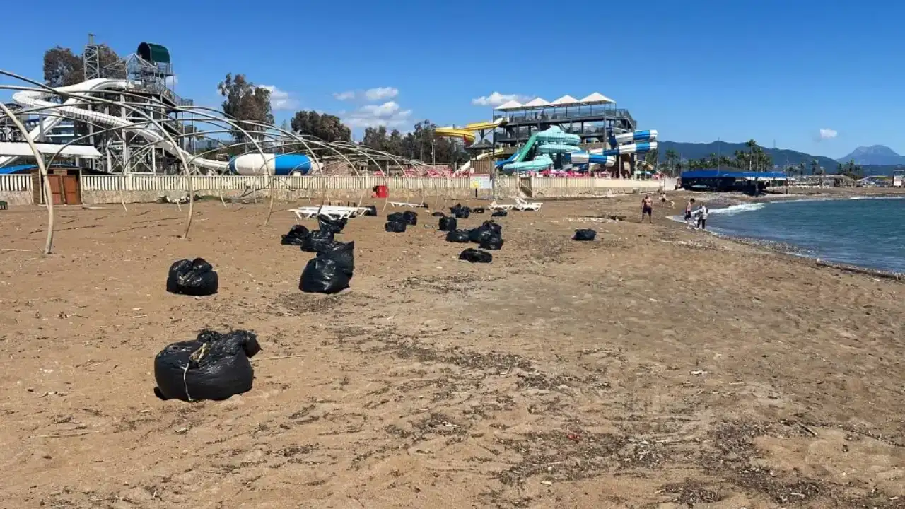 alanyada-sahil-siyaha-burundu-vatandaslar-panik-olurken-gercek-bambaska-cikti