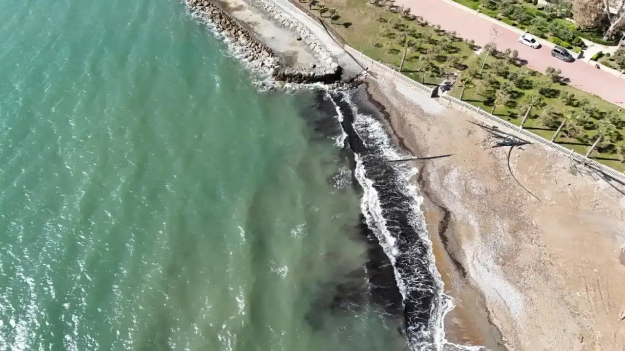 alanyada-sahil-siyaha-burundu-vatandaslar-panik-olurken-gercek-bambaska-cikti