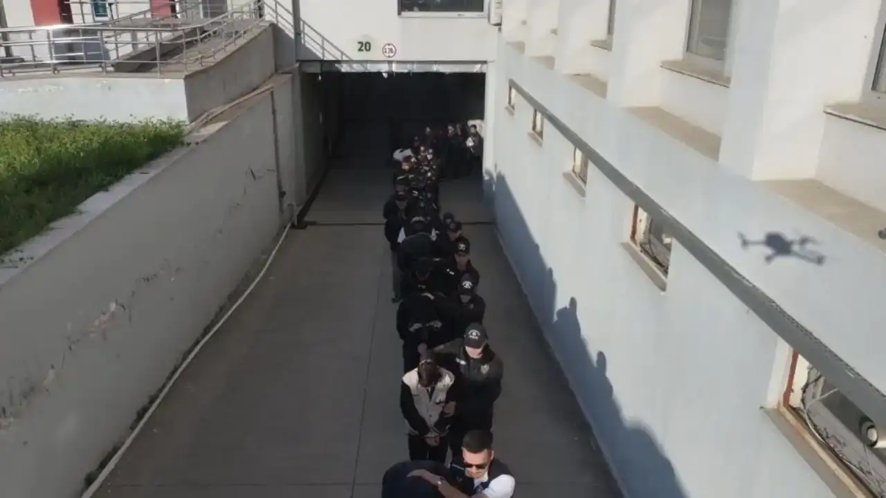 antalya-dahil-22-ilde-25-milyar-tllik-yasa-disi-bahis-operasyonu-86-tutuklama