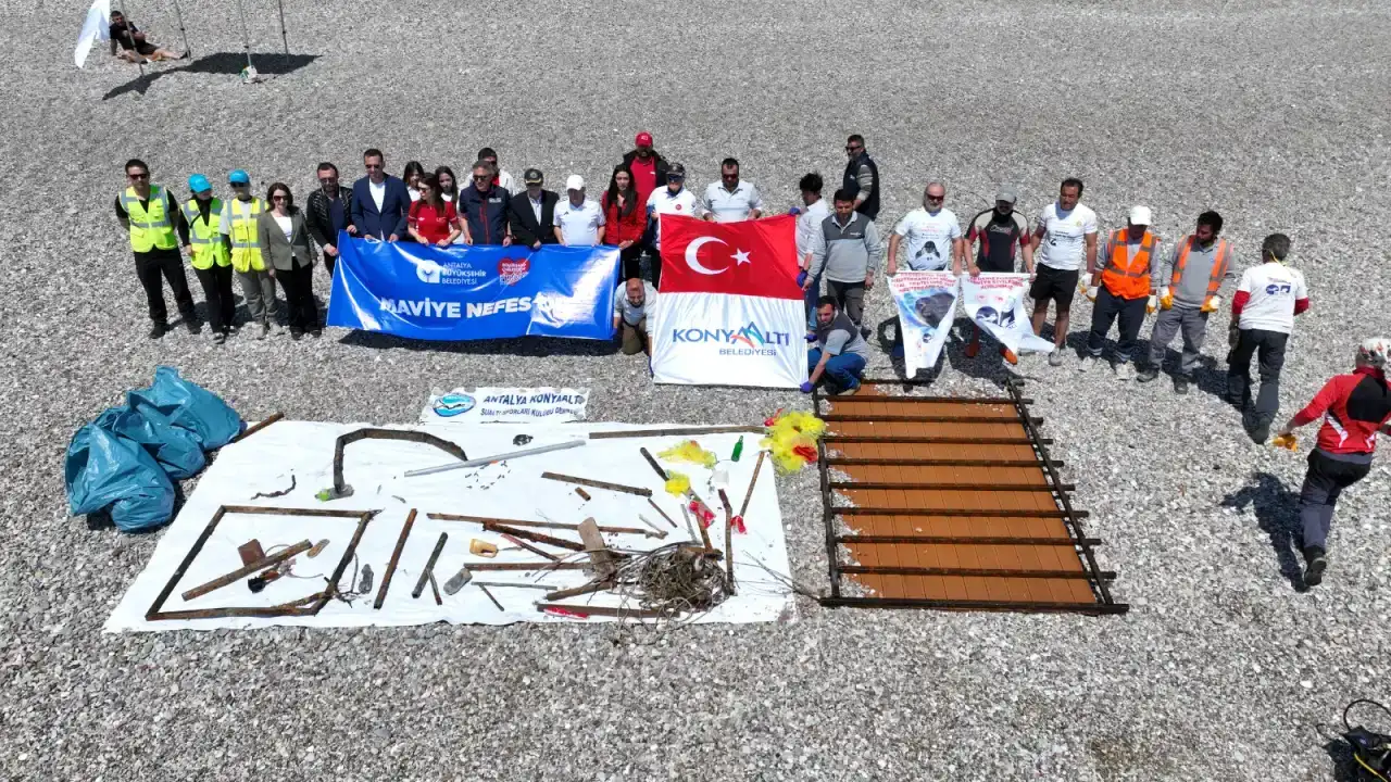 konyaaltinda-denizden-cikanlar-soke-etti