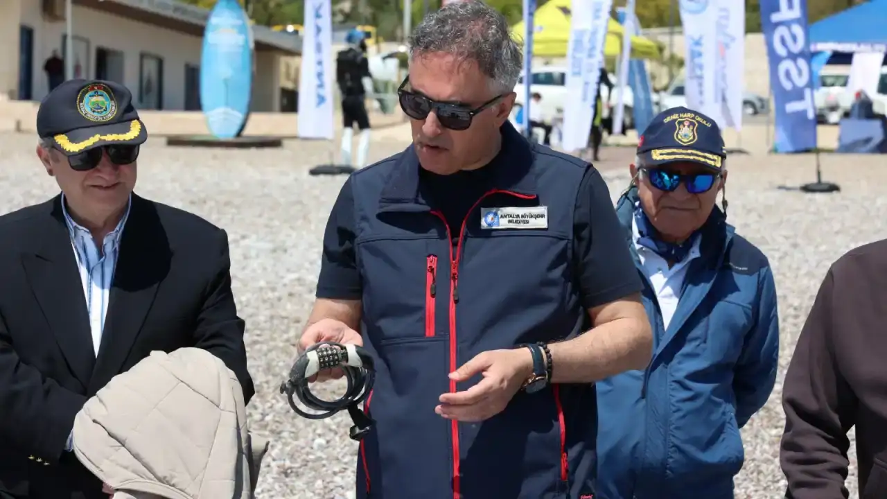 konyaaltinda-denizden-cikanlar-soke-etti