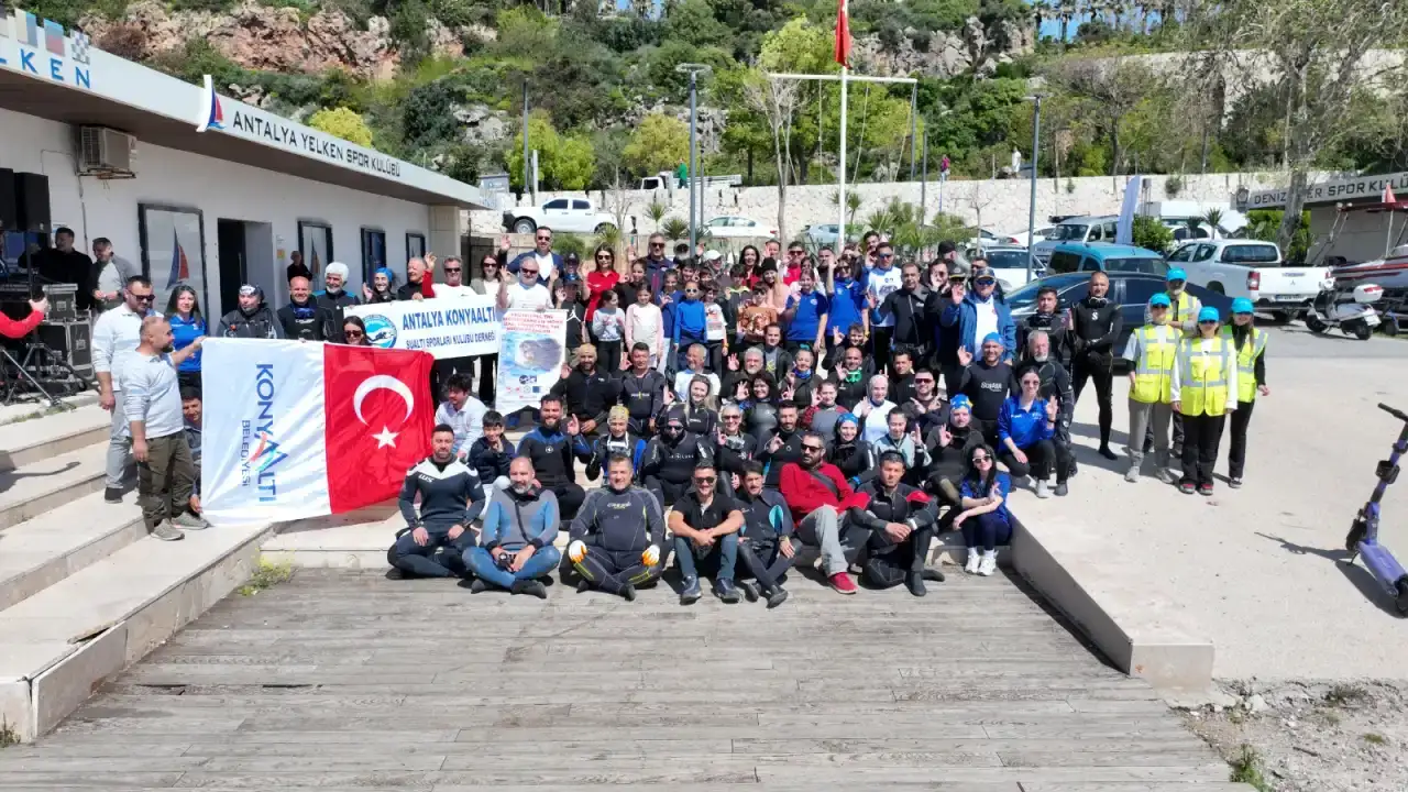 konyaaltinda-denizden-cikanlar-soke-etti