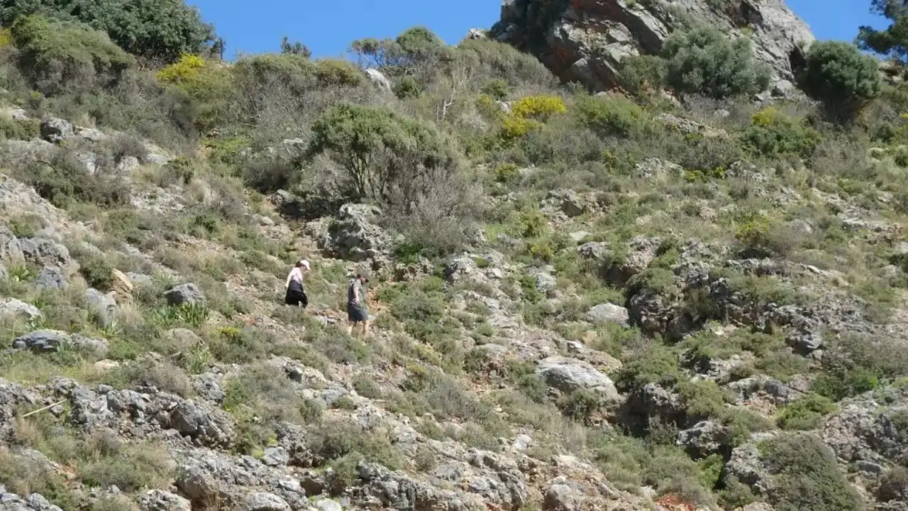 turkiye-kar-altinda-alanyada-yaz-havasi-sicakligi-goren-sahile-kostu