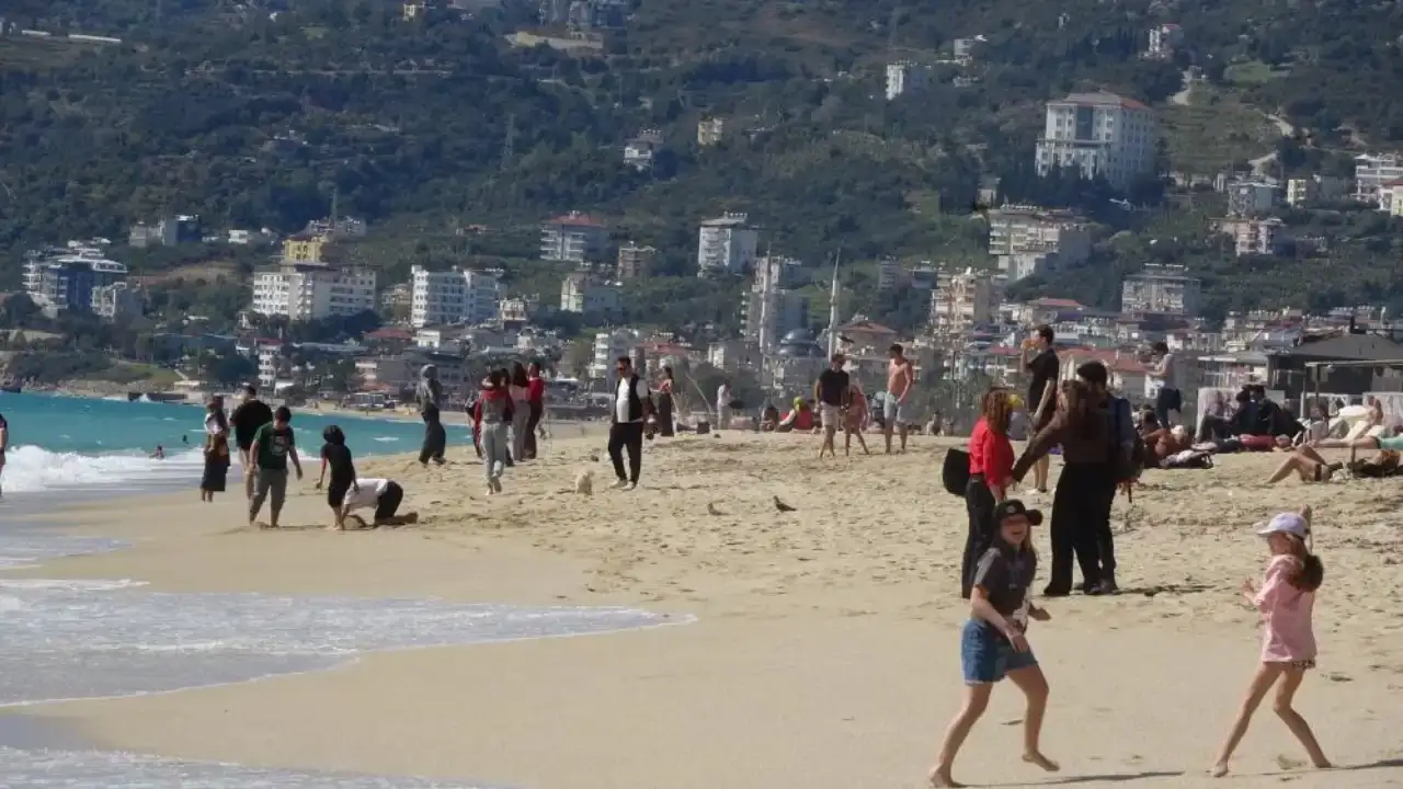 turkiye-kar-altinda-alanyada-yaz-havasi-sicakligi-goren-sahile-kostu