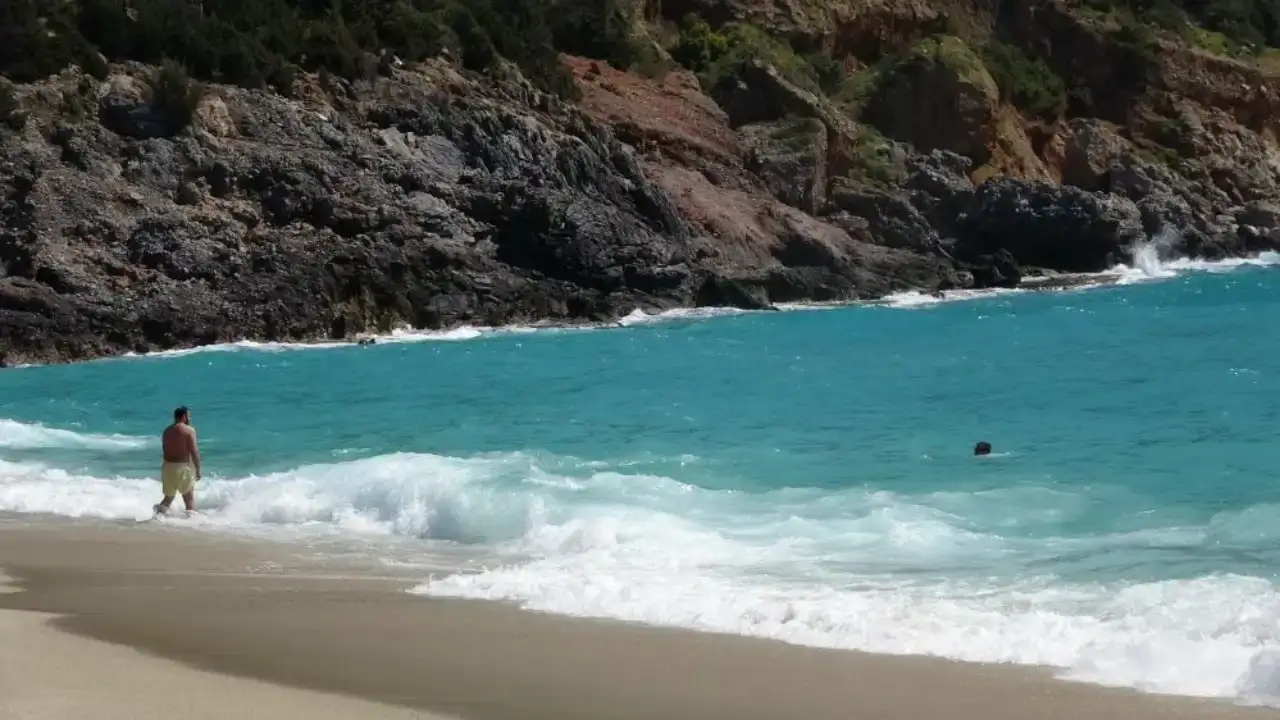 turkiye-kar-altinda-alanyada-yaz-havasi-sicakligi-goren-sahile-kostu