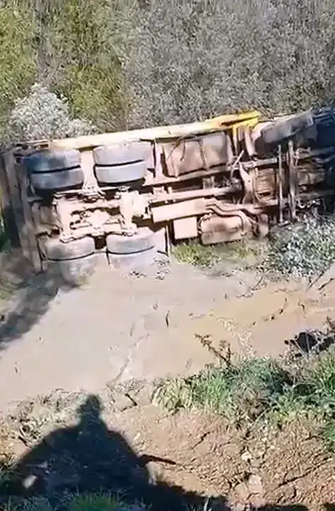 alanyada-feci-kaza-sarampole-devrilen-kamyondan-sag-cikamadi