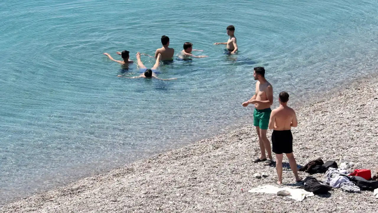 bahar-gunesi-antalyada-yazi-getirdi