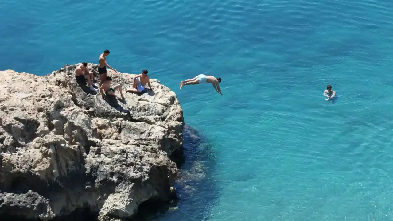 bahar-gunesi-antalyada-yazi-getirdi