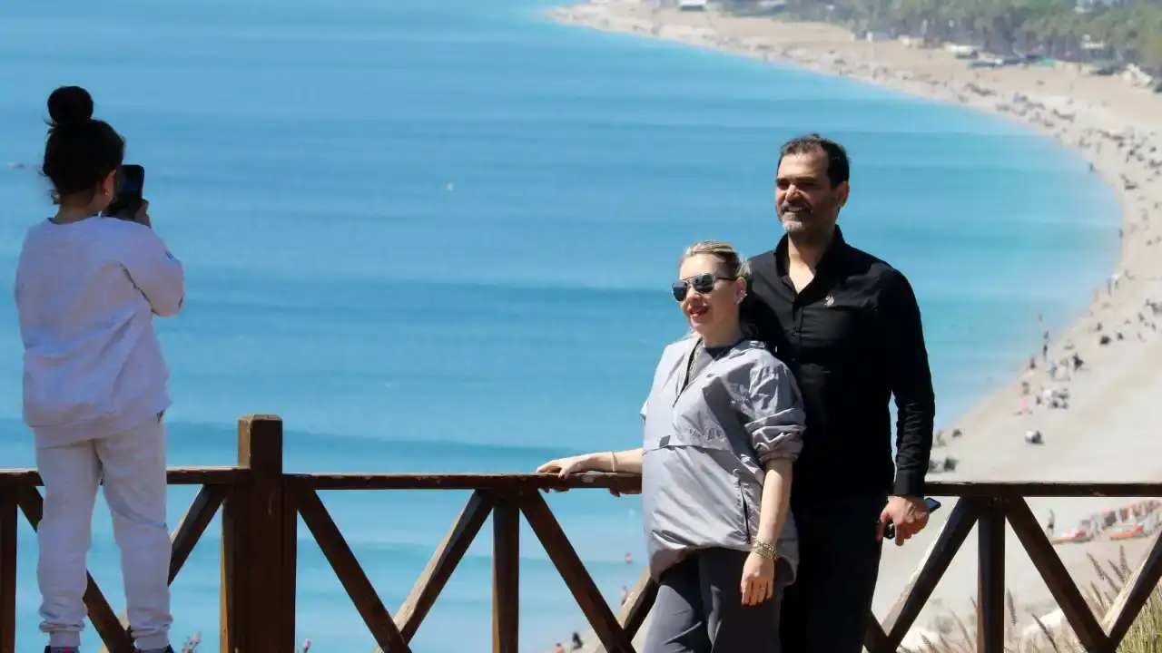 bahar-gunesi-antalyada-yazi-getirdi