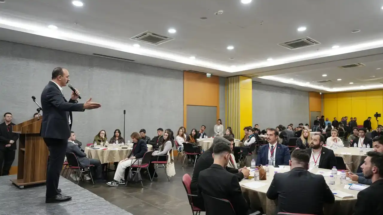 chp-genclik-kollarindan-gencler-bati-akdeniz-calistayinda-bulustu