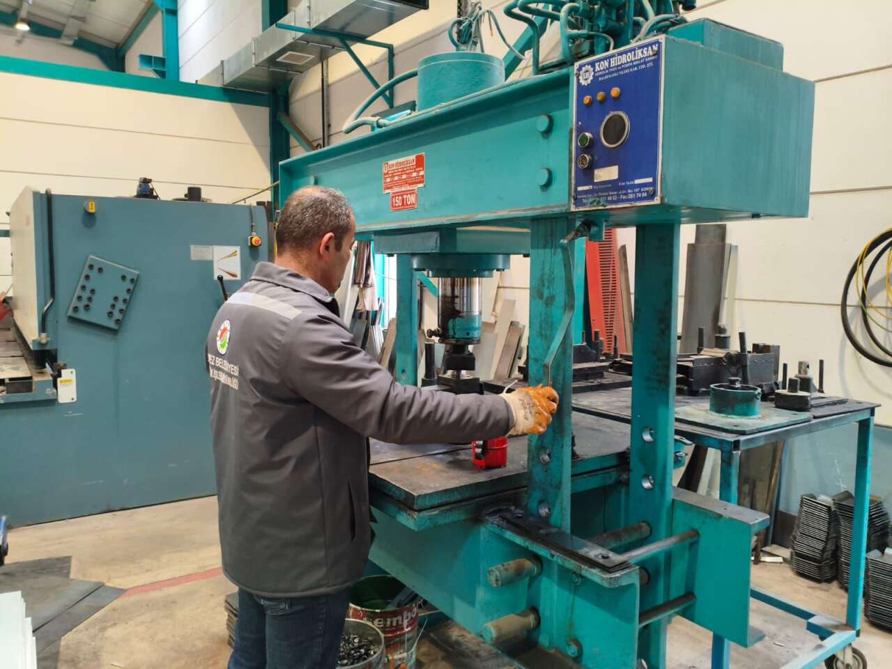 kepez-kendi-uretiyor-kendi-yeniliyor-bayrama-ozel-dev-konteyner-seferberligi