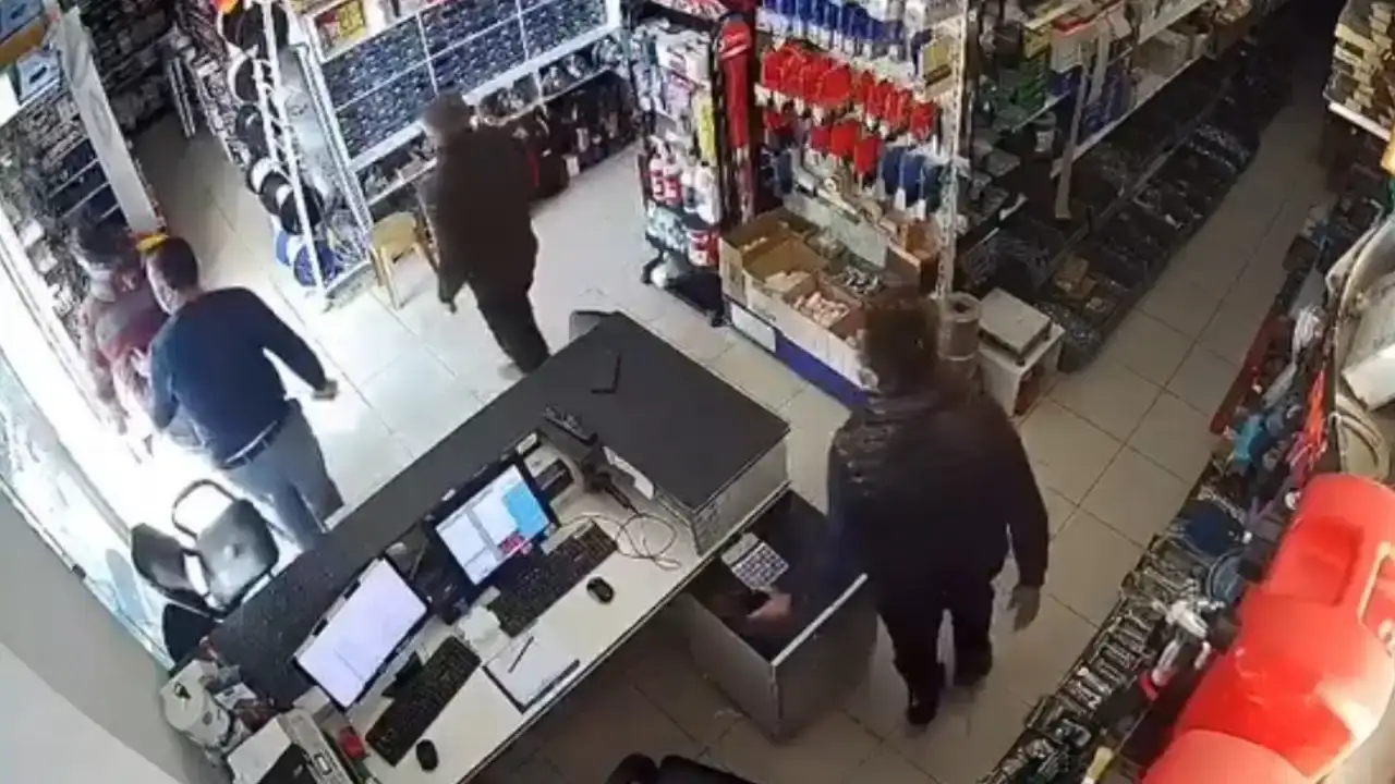 antalyada-depremde-korkulu-anlar-guvenlik-kameralarina-yansidi