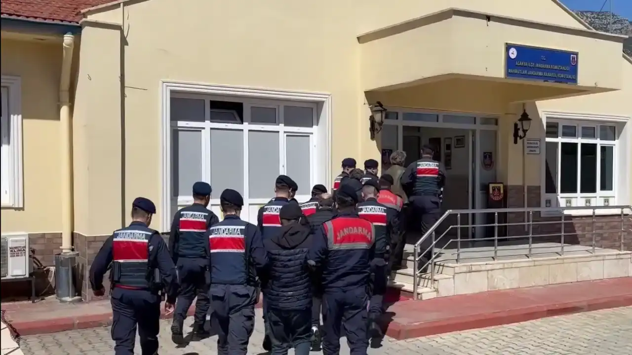 antalyada-receteli-ilaclarla-uyusturucu-satisi-muayenehane-ve-eczanelere-baskin