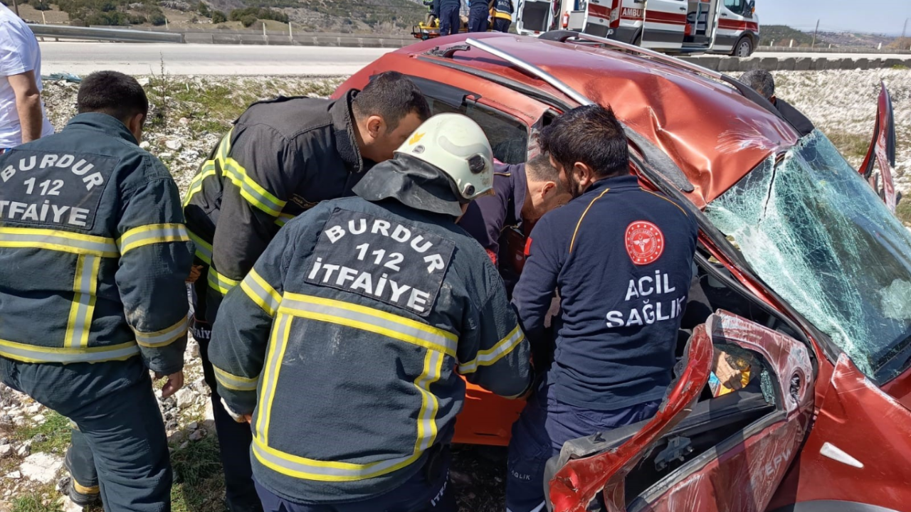 burdurda-kontrolden-cikan-arac-sarampole-savruldu-2-yarali