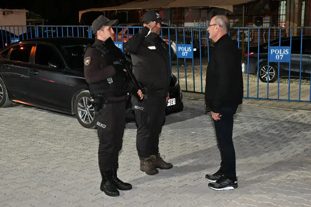 dev-operasyon-bitti-denetim-bitmedi-antalya-emniyet-muduru-gece-yarisi-zeytinkoy-sokaklarinda