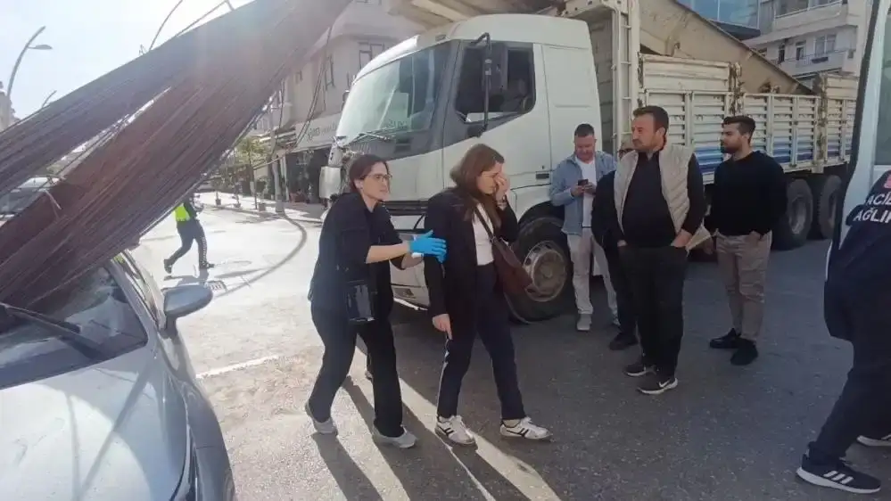 manavgatta-olumle-burun-buruna-geldiler-demirler-otomobile-ok-gibi-saplandi