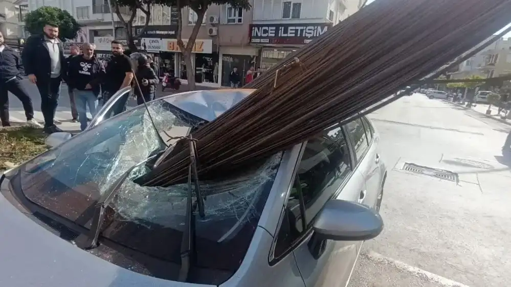 manavgatta-olumle-burun-buruna-geldiler-demirler-otomobile-ok-gibi-saplandi