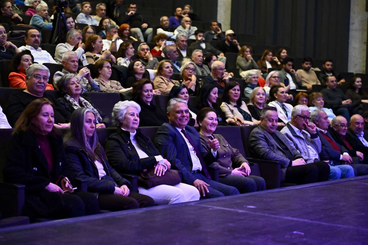 muratpasada-ruhu-dinlendiren-gece-siir-ve-muzik-ayni-sahnede-bulustu