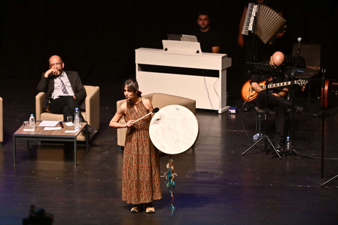 muratpasada-ruhu-dinlendiren-gece-siir-ve-muzik-ayni-sahnede-bulustu