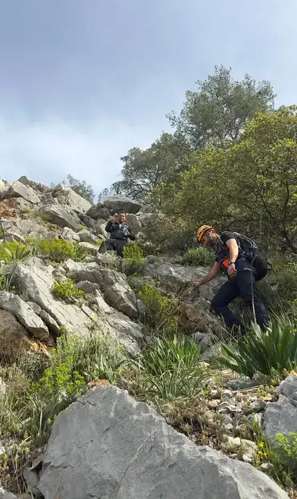 konyaaltinda-dagda-mahsur-kaldi-dronla-kurtarildi