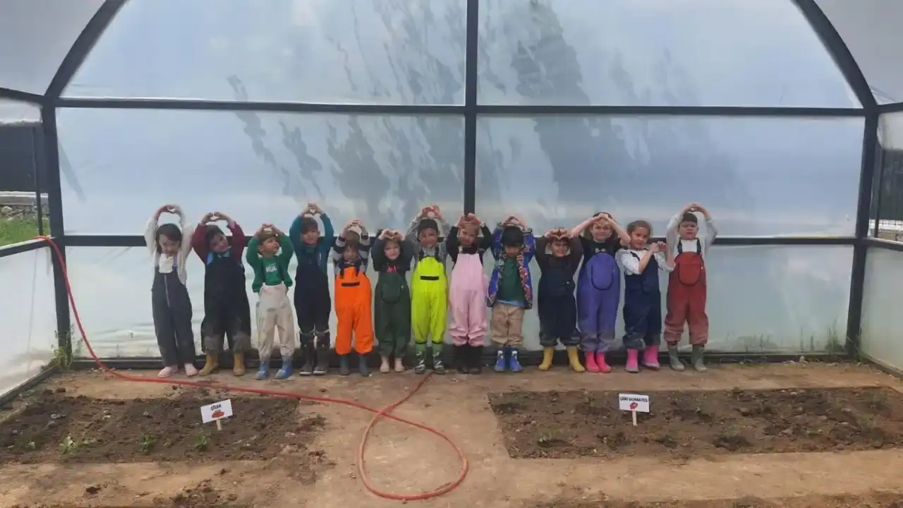 konyaaltinda-minik-eller-toprakla-bulustu