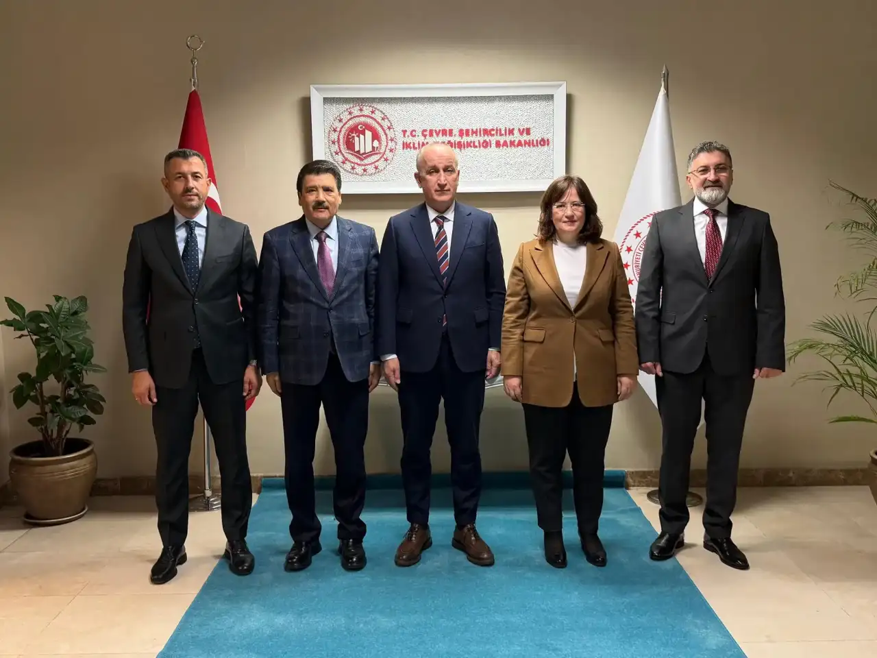 serik-belediye-baskani-kadir-kumbul-chpden-istifa-ederek-akpye-geciyor