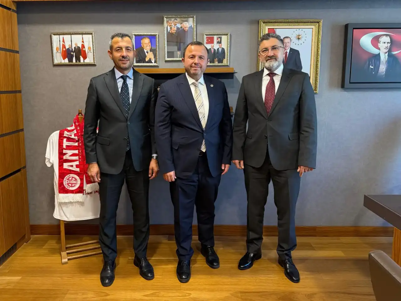 serik-belediye-baskani-kadir-kumbul-chpden-istifa-ederek-akpye-geciyor