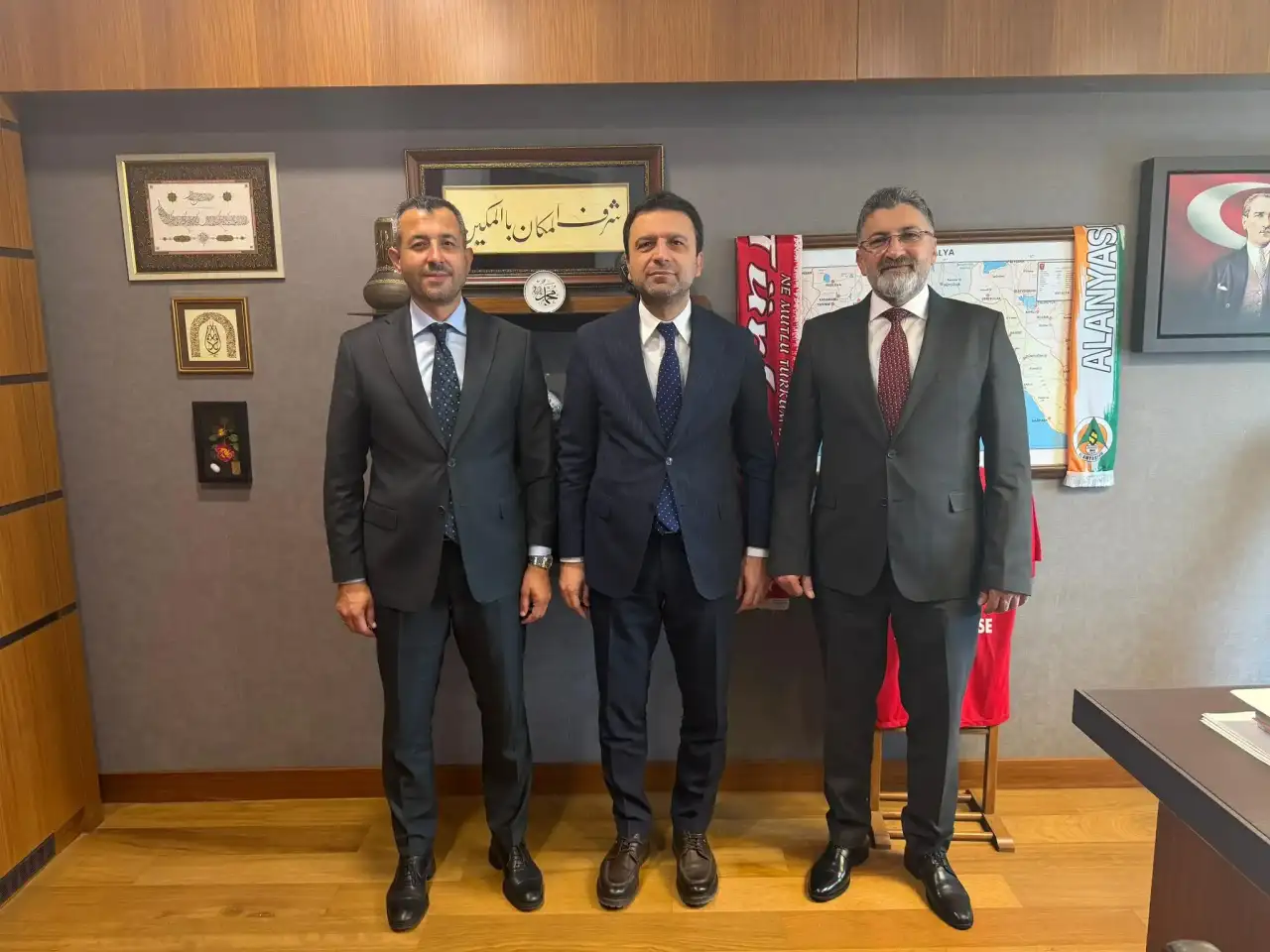 serik-belediye-baskani-kadir-kumbul-chpden-istifa-ederek-akpye-geciyor