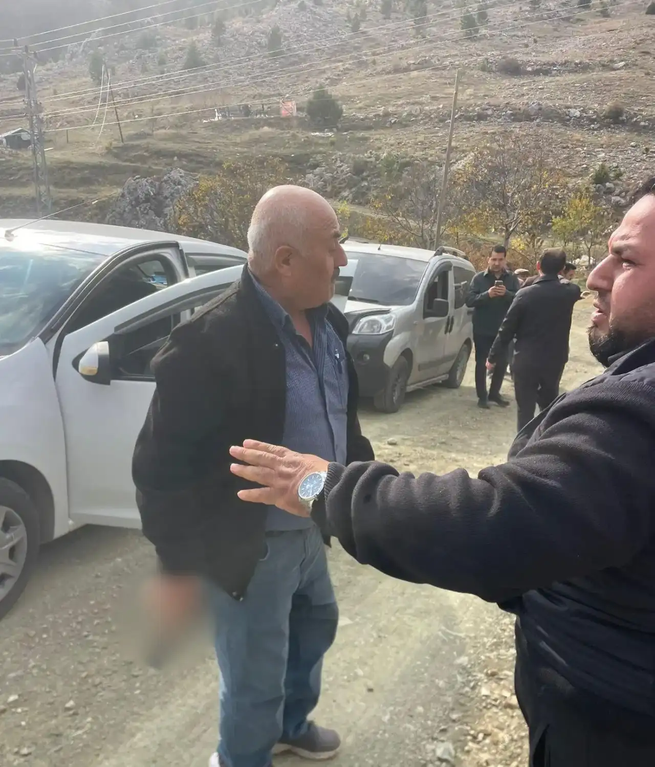 alanya-hocalar-mahallesinde-muhtar-krizi-buyuyor-mahalleli-adliye-onunde-toplandi