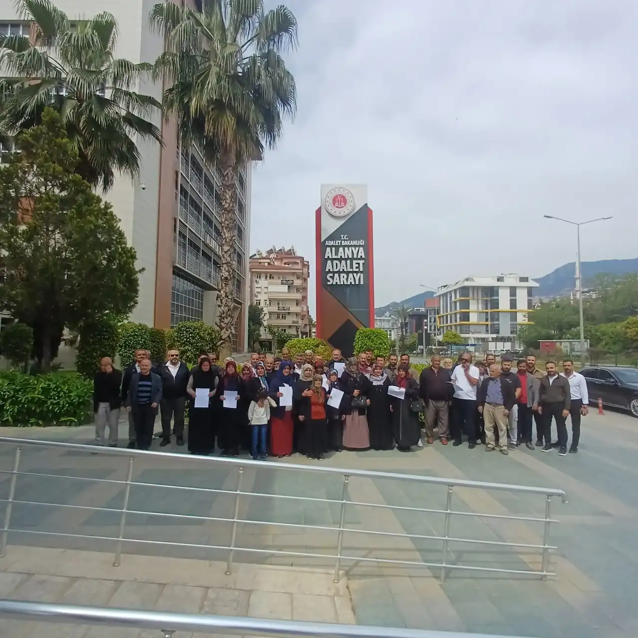 alanya-hocalar-mahallesinde-muhtar-krizi-buyuyor-mahalleli-adliye-onunde-toplandi