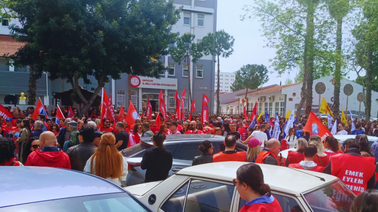 antalyada-ogretmenler-sokaga-indi-egitimde-siddet-son-bulsun