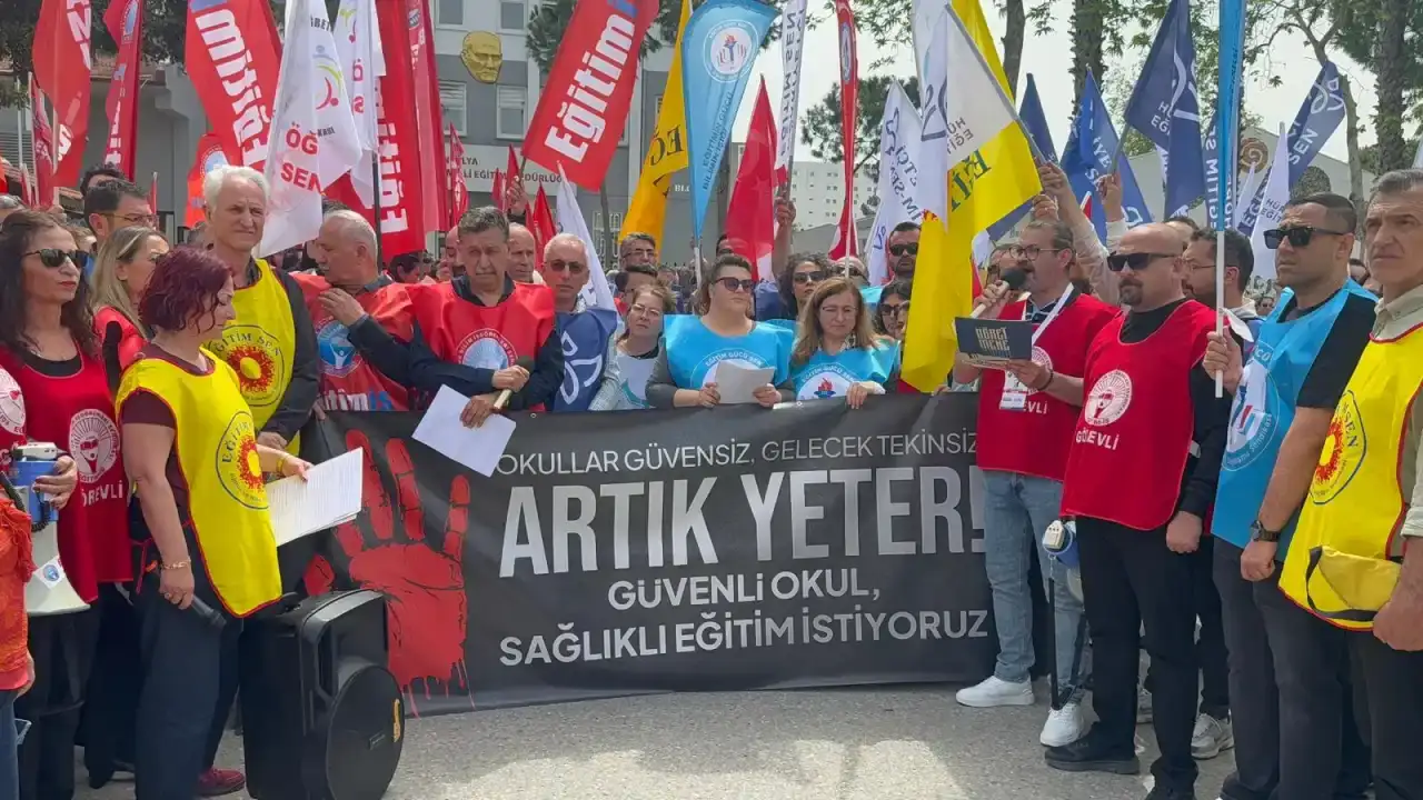 antalyada-ogretmenler-sokaga-indi-egitimde-siddet-son-bulsun