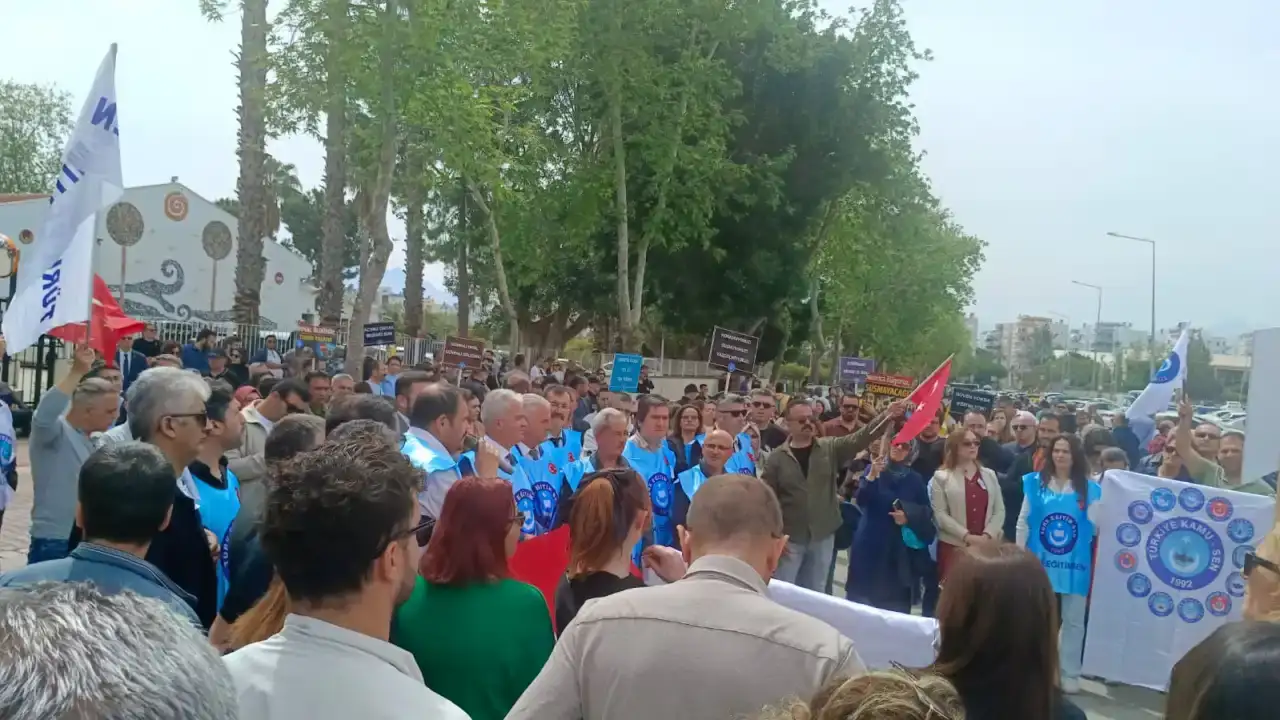antalyada-ogretmenler-sokaga-indi-egitimde-siddet-son-bulsun