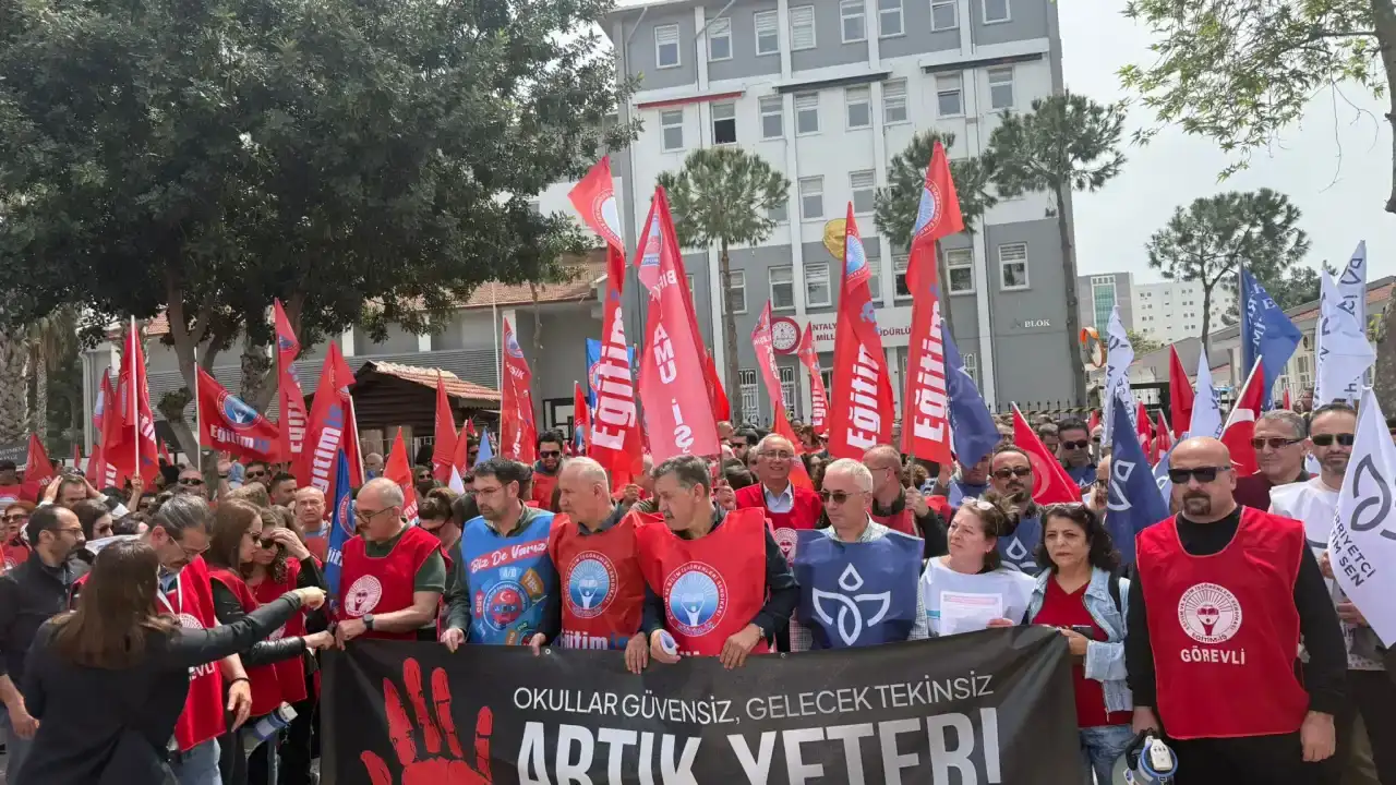 antalyada-ogretmenler-sokaga-indi-egitimde-siddet-son-bulsun