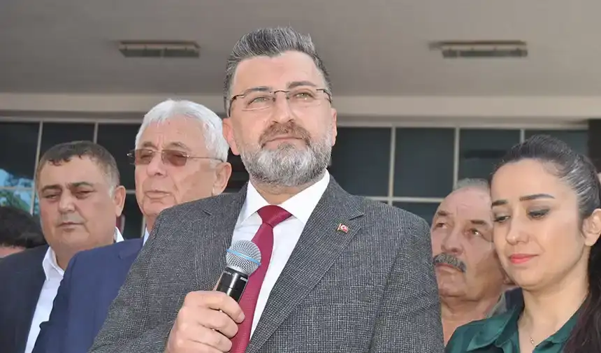 chpden-istifa-eden-serik-belediye-baskani-kadir-kumbulun-akp-rozeti-takilmadi