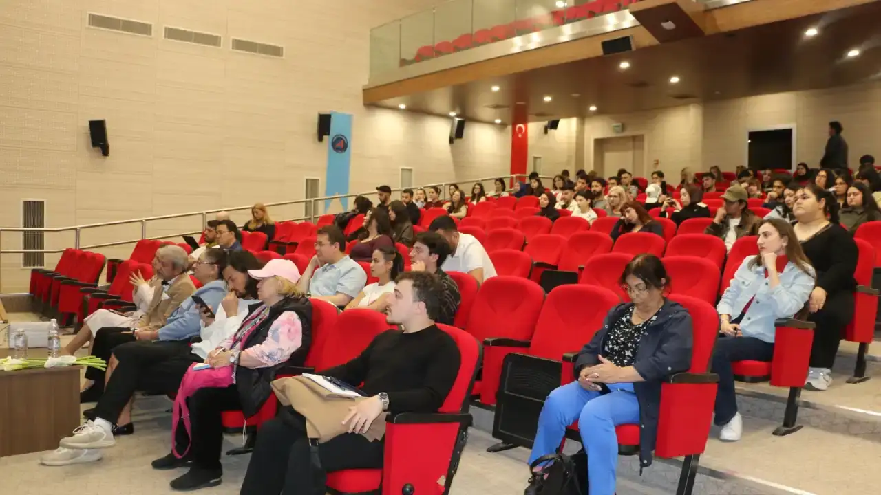 gazeteci-dursun-gundogdu-mesleki-deneyimlerini-akdeniz-universitesi-ogrencileriyle-paylasti