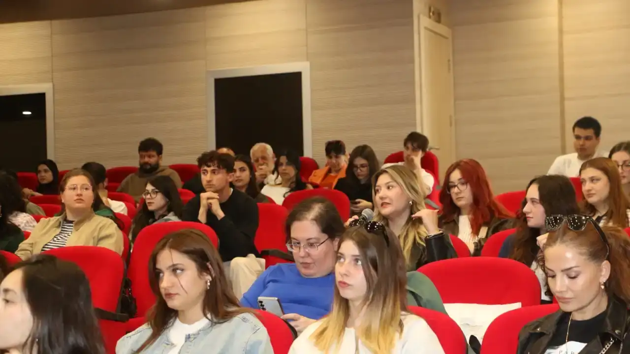 gazeteci-dursun-gundogdu-mesleki-deneyimlerini-akdeniz-universitesi-ogrencileriyle-paylasti