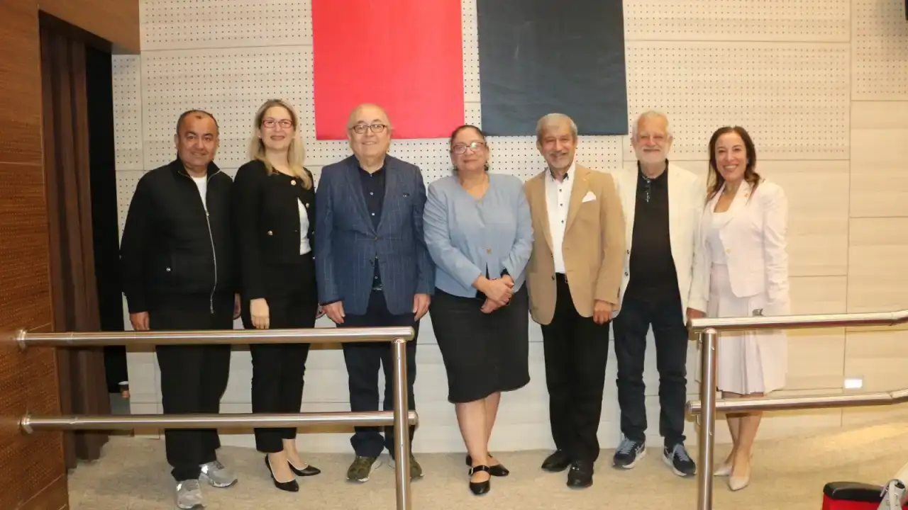 gazeteci-dursun-gundogdu-mesleki-deneyimlerini-akdeniz-universitesi-ogrencileriyle-paylasti