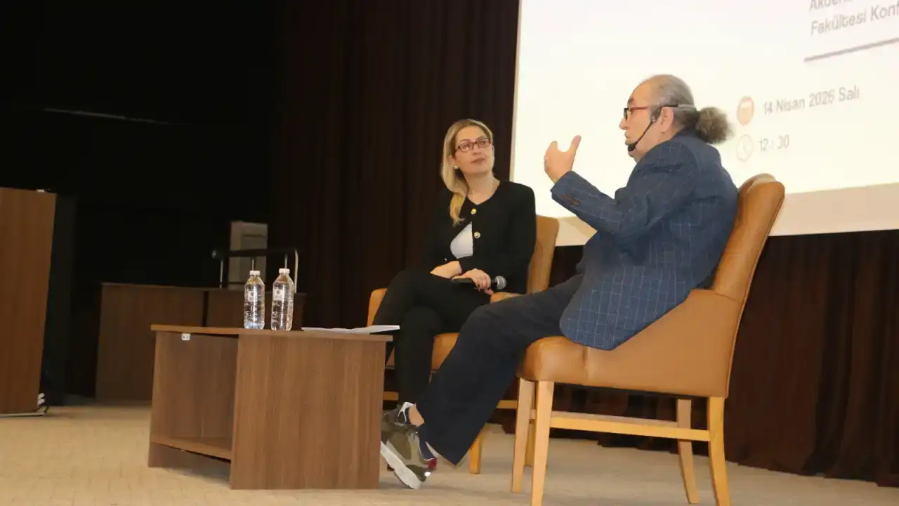 gazeteci-dursun-gundogdu-mesleki-deneyimlerini-akdeniz-universitesi-ogrencileriyle-paylasti-6