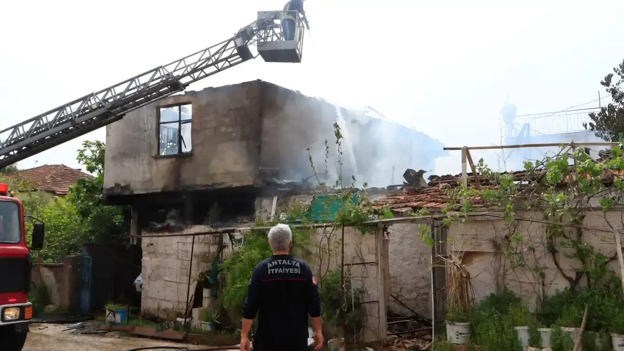 kepezdeki-yangindan-iki-kardesi-komsulari-kurtardi