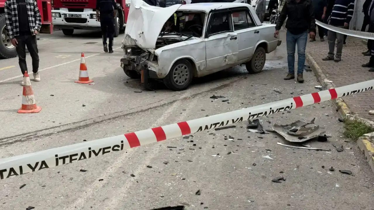 serikte-kontrolden-cikan-arac-park-halindeki-otomobile-carpti