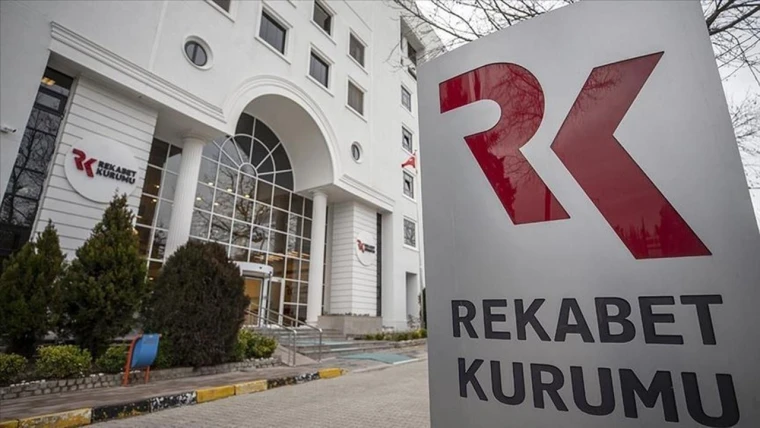 Rekabet Kurulu, Coca-Cola’ya yerinde incelemeyi engellediği ve zorlaştırdığı gerekçesiyle yaklaşık 282 milyon lira ceza uygulamıştı. Kurulun açıklamasında, şirketin denetim sırasında veri sildiğinin tespit edildiği belirtilmişti. Tek bir veri silme işleminin bile şirketi cirosunun binde 5’i oranında cezayla karşı karşıya bıraktığı ifade edilmişti. Yerinde incelemenin yalnızca işle ilgili verileri kapsadığı, kişisel verilerin kapsam dışında tutulduğu vurgulanmıştı. Kararın, şirketlere tam işbirliği ve şeffaflık konusunda güçlü bir uyarı niteliği taşıdığı da açıklanmıştı.