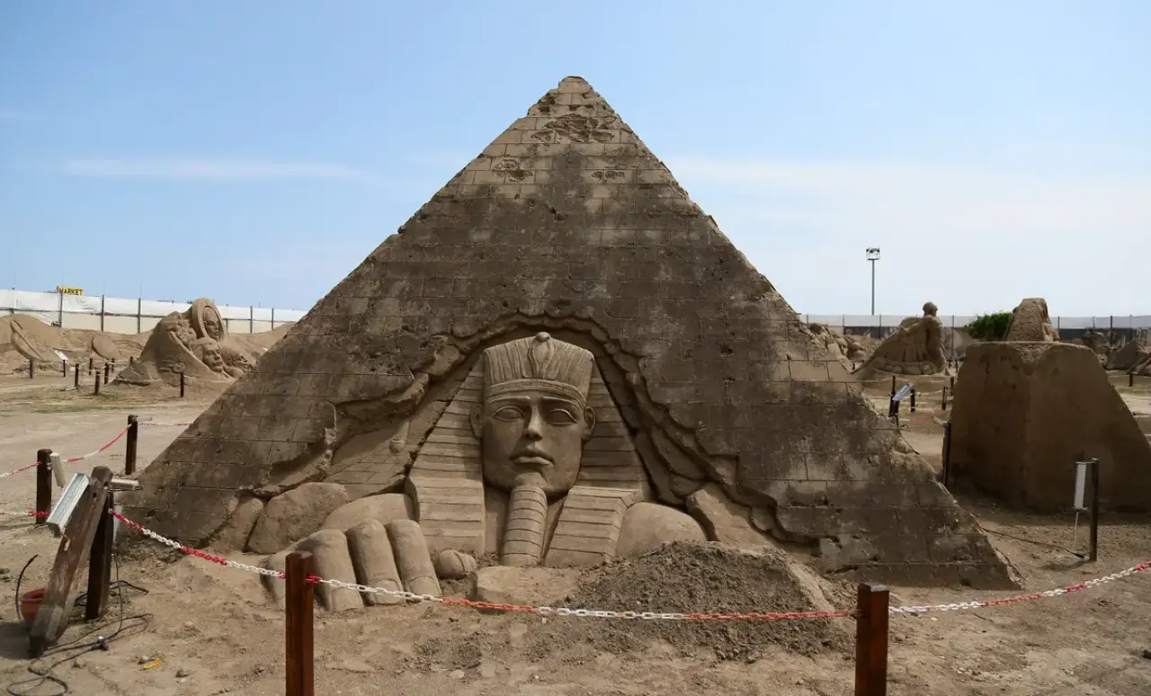 Lara'da 10 Bin Ton Kumdan 200 Dev Eser 1